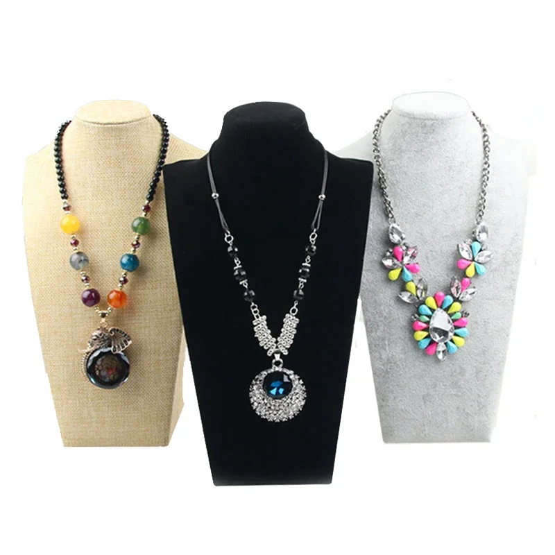Velvet Portrait Necklace Displ - Body Jewelry Display Ideas recension och pris