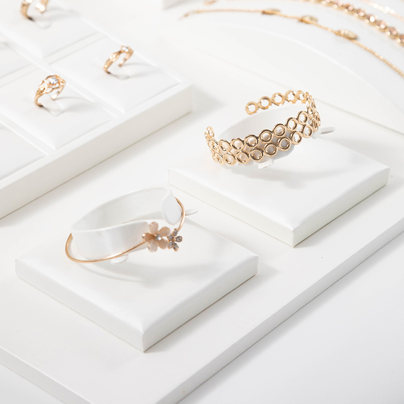 White Leather Pendant Necklace - Body Jewelry Display Ideas recension och pris