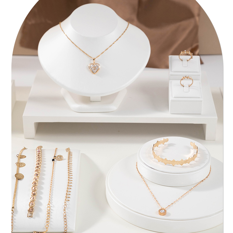 White Leather Pendant Necklace - Body Jewelry Display Ideas recension och pris