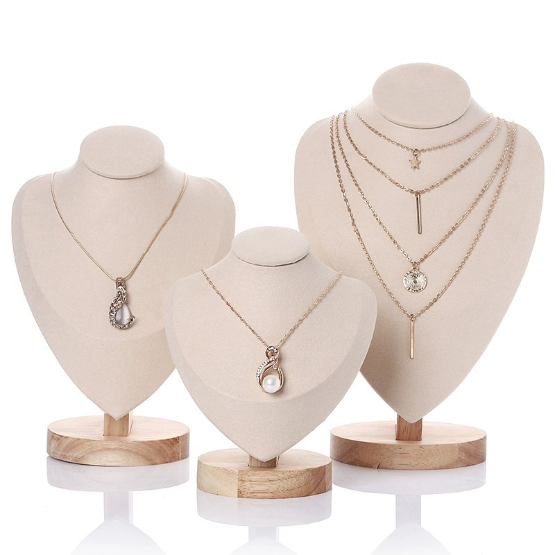 Velvet Portrait Necklace Displ - Body Jewelry Display Ideas recension och pris